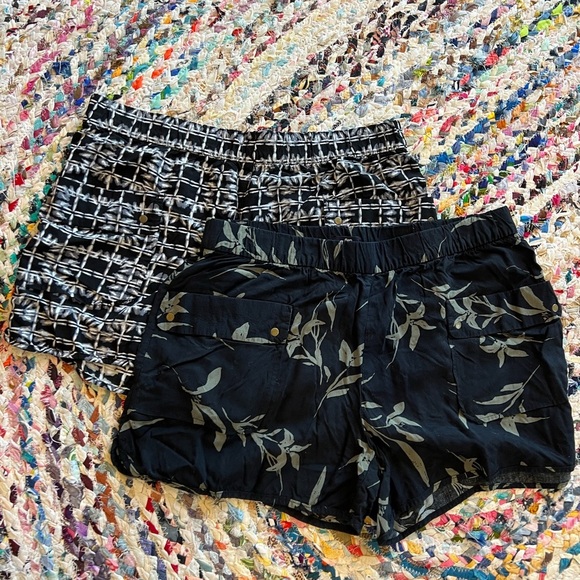 Pair of Gap women’s lightweight shorts size medium - Picture 1 of 5